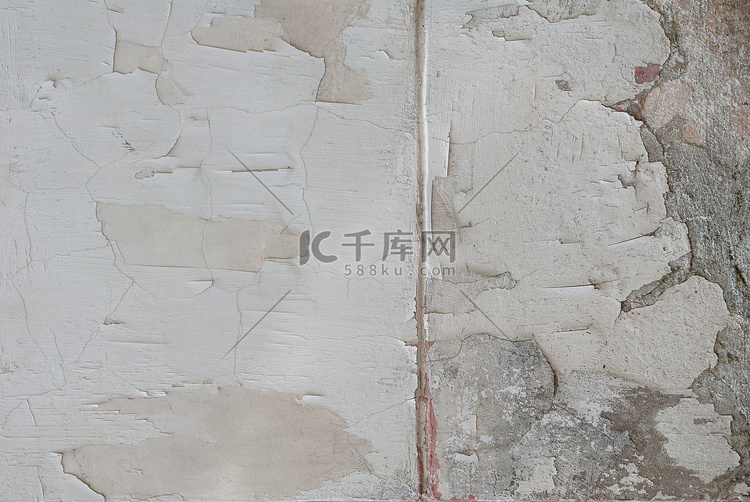 在混凝土墙上的老剥落的石膏，作