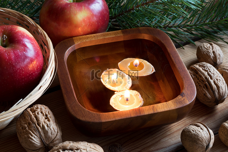 圣诞装饰 — 苹果、松树枝、核