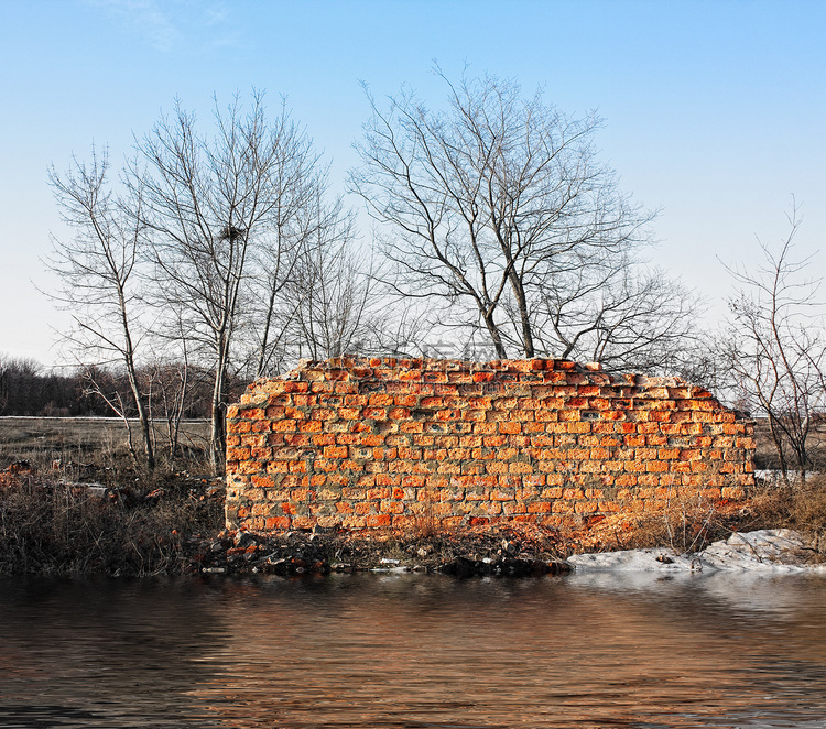 砖墙在春天洪水期间被毁坏的房子