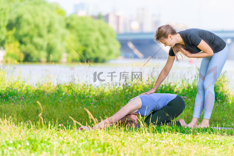 在经验丰富的教练指导下进行瑜伽