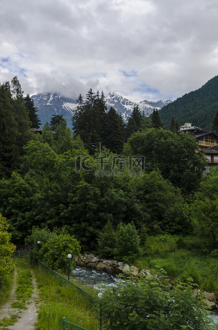 夏季意大利阿尔卑斯山的景色