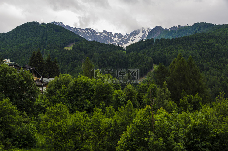 夏季意大利阿尔卑斯山的景色