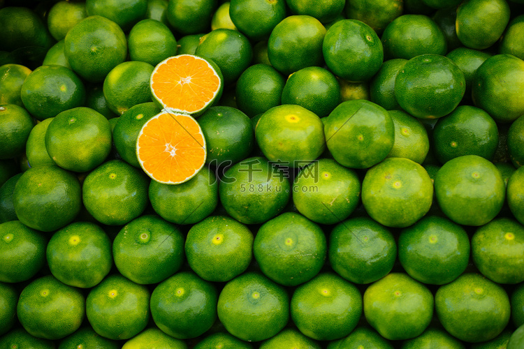 新鲜采摘的绿色橘子柑橘、克莱门