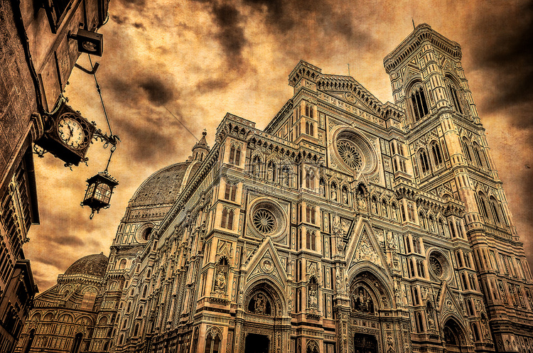 佛罗伦萨大教堂和街钟的景色，复