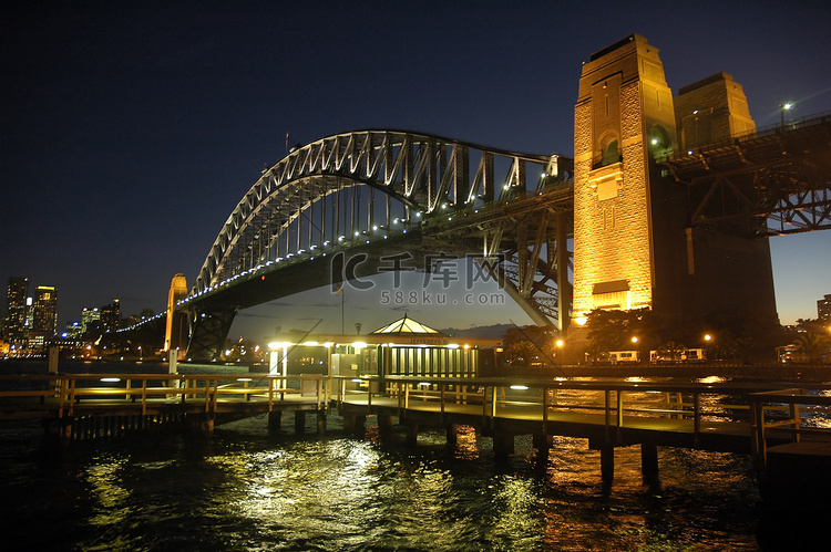 夜晚的海港大桥