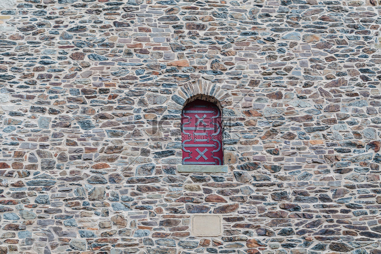 在一个老石墙上设置的曲拱窗口