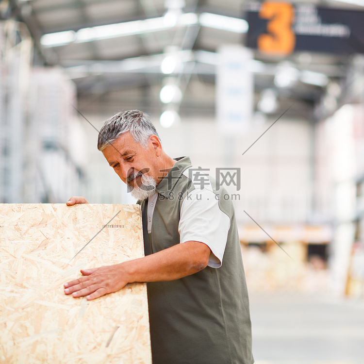 男子在 DIY 商店购买建筑木材