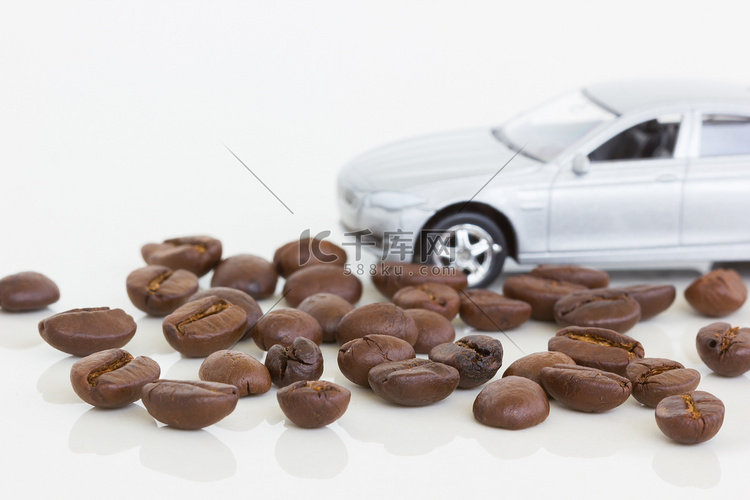 咖啡豆的横向照片，背景是一辆汽