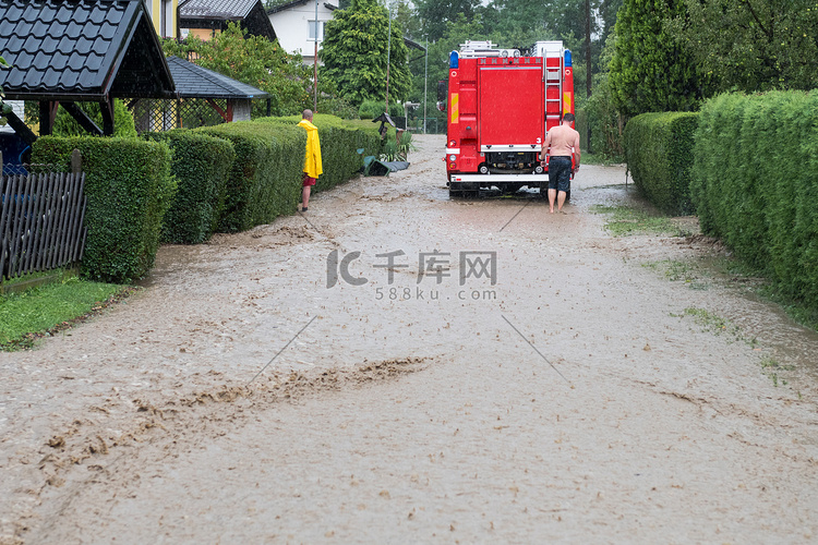 暴雨过后欧洲村庄洪水泛滥 消防