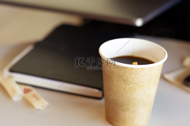 用再生纸容器装热咖啡。
