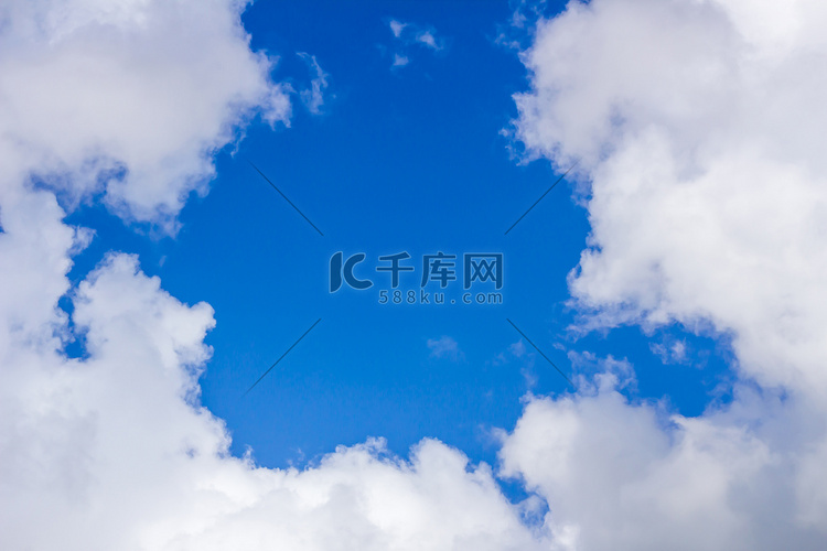 中间的云彩和蓝天背景