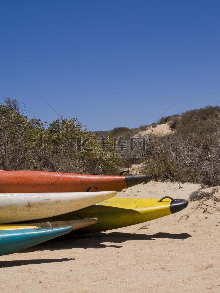 沙丘中的独木舟技巧。