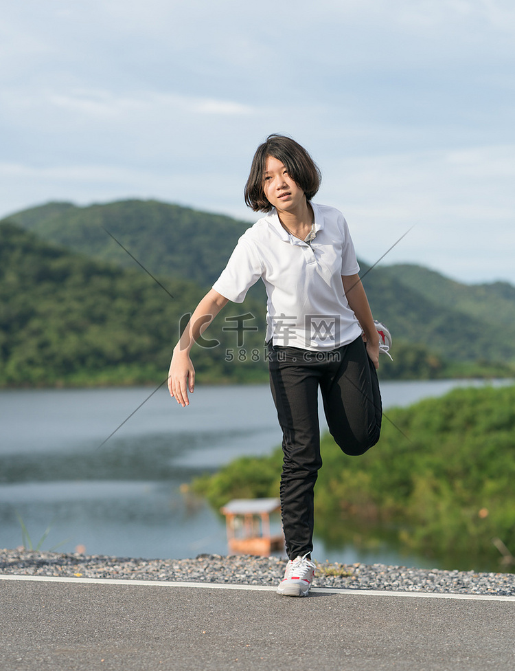 户外运动的女人短发