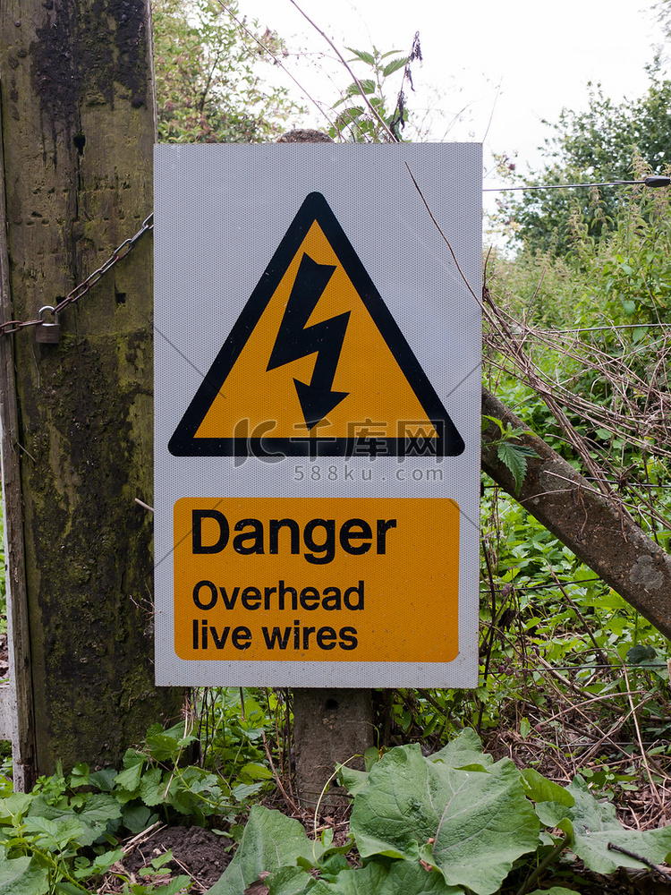 警告黄色三角形标志危险架空带电