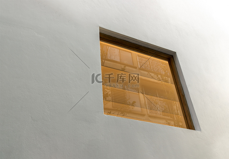 窗户房子反映在白色墙壁上的玻璃