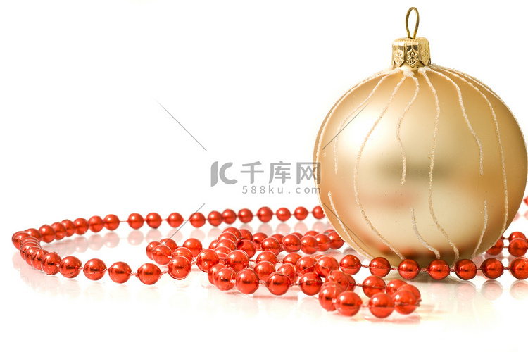 圣诞祝福-带红珠的单个装饰球