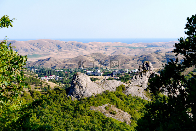 黑海为背景，群山环抱的小村庄