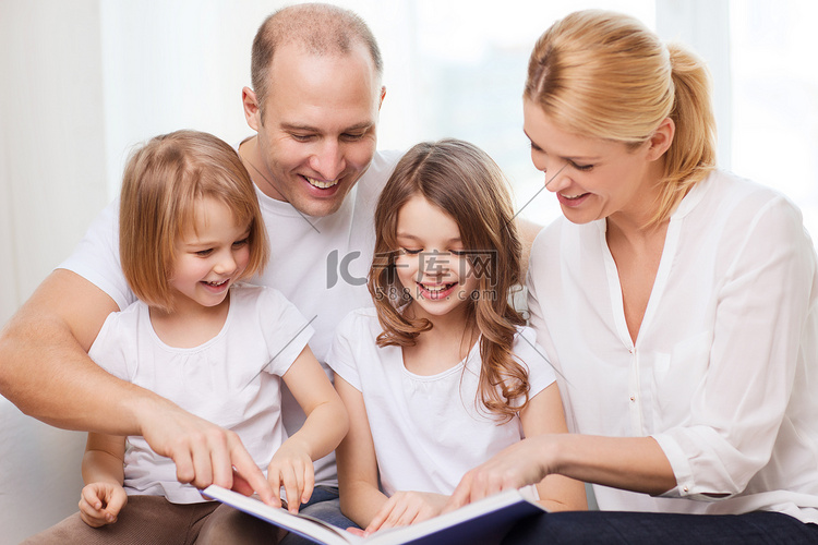 微笑的家人和两个带书的小女孩