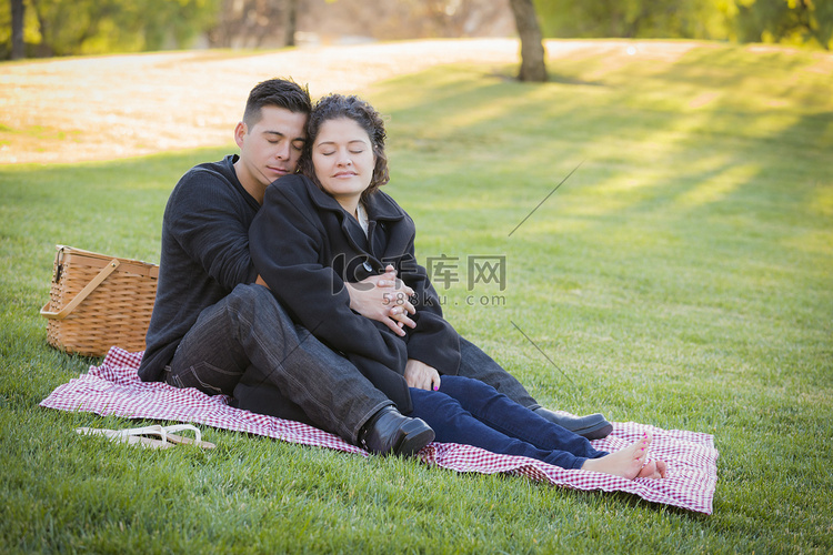 怀孕的西班牙裔夫妇在户外公园