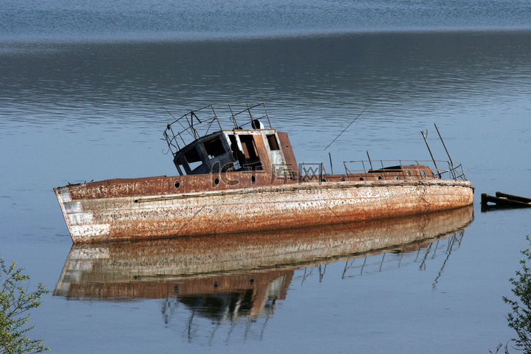 在马其顿普雷斯帕湖失事的船