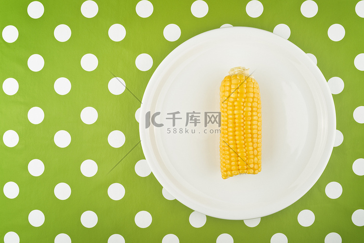 煮熟的玉米玉米芯一半在盘子里