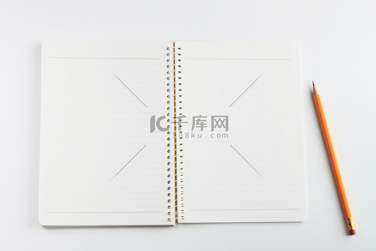 白色背景上的记事本和铅笔