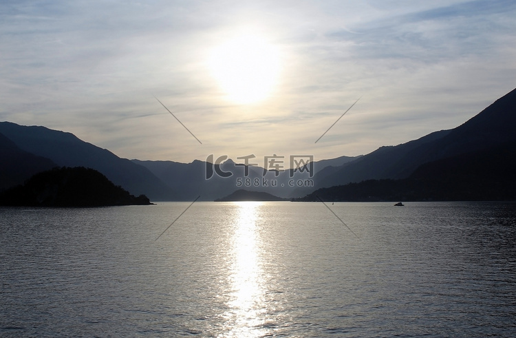 太阳反射在群山环抱的湖面上