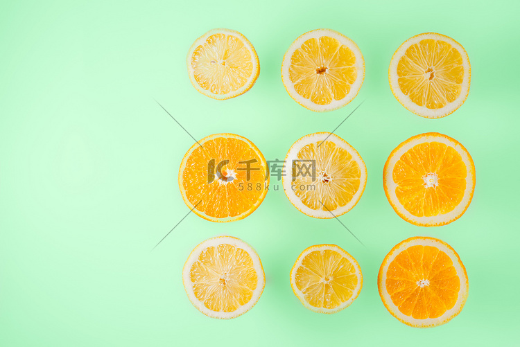 浅蓝色背景顶视图上的柠檬和橙片