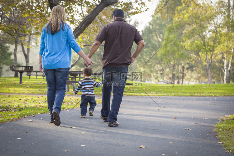 快乐的混血儿族裔家庭在公园散步