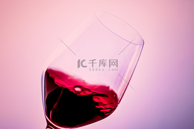 水晶玻璃中的优质红酒、酒精饮料