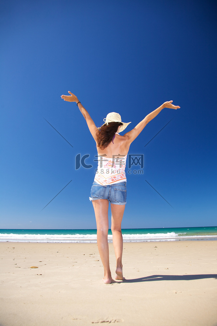 回到扎哈拉海滩的快乐女人