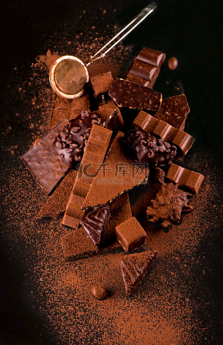 木质背景中的巧克力片和可可粉