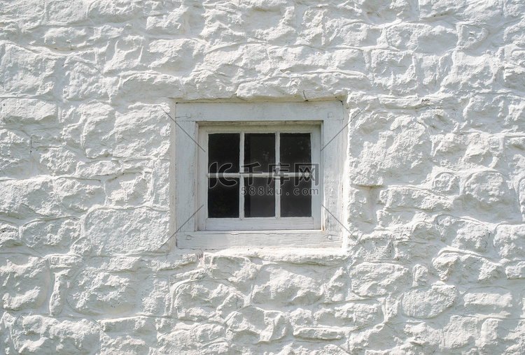 古色古香的六窗格窗户在粉刷成白