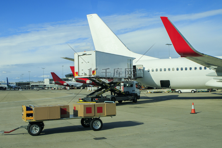 货机在机场装载商业产品