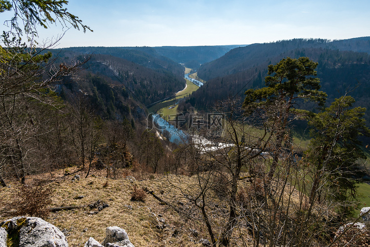 春天在美丽的多瑙河谷远足