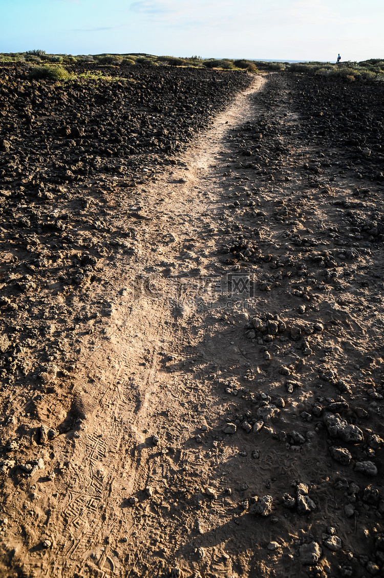 火山沙漠的石路