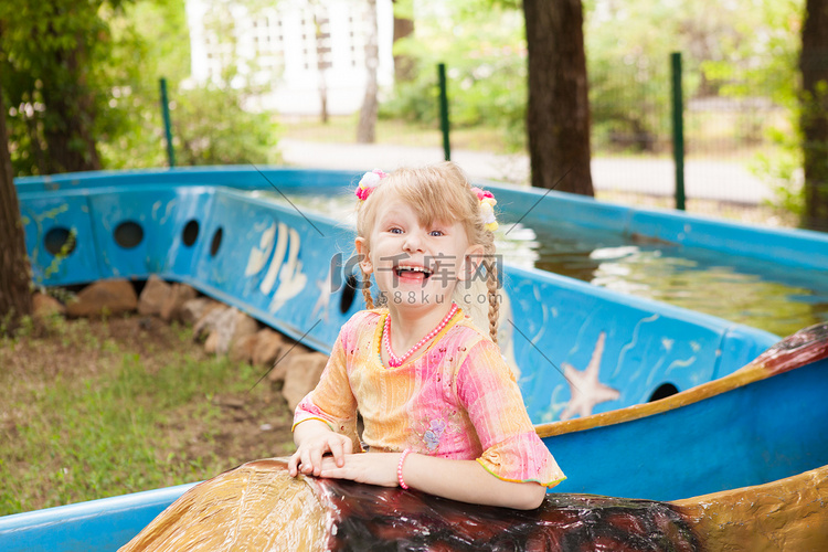 孩子在公园里的船上