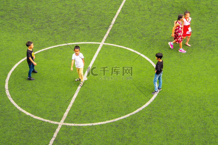 孩子们在休息时间在学校足球场玩