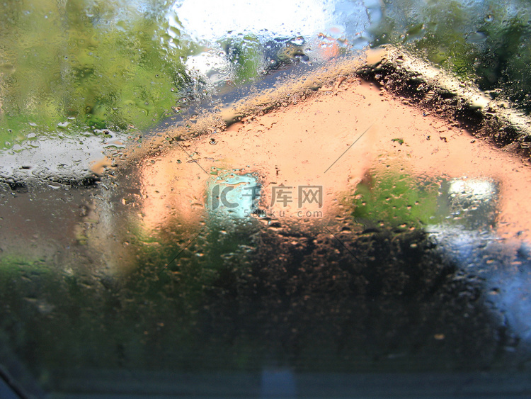 冬天 — 雨滴落在窗户上，背景