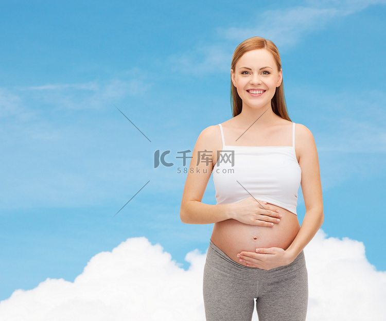 快乐的未来母亲摸她的肚子