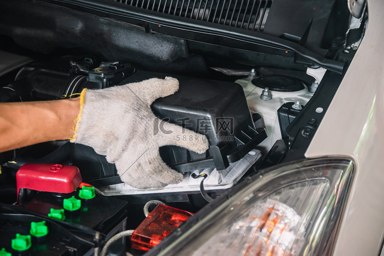 汽车修理工维修保养空气过滤器和