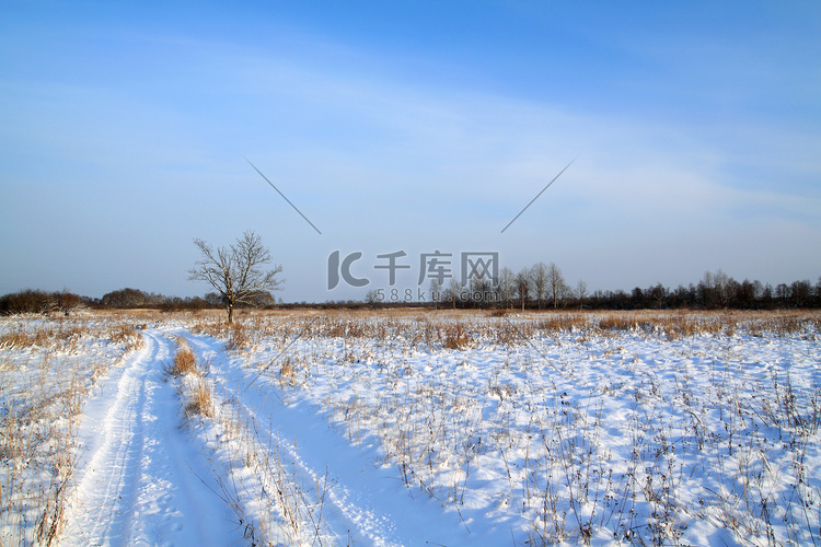 在冬天领域的农村路