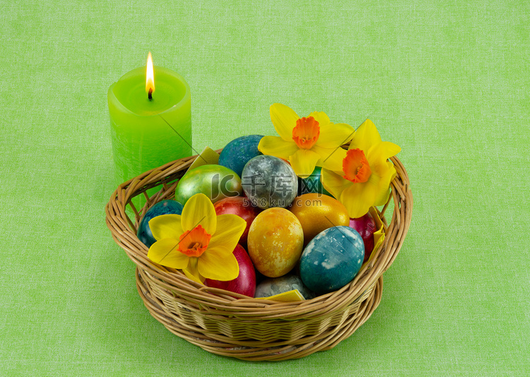 复活节，彩绘鸡蛋放在柳条篮子里