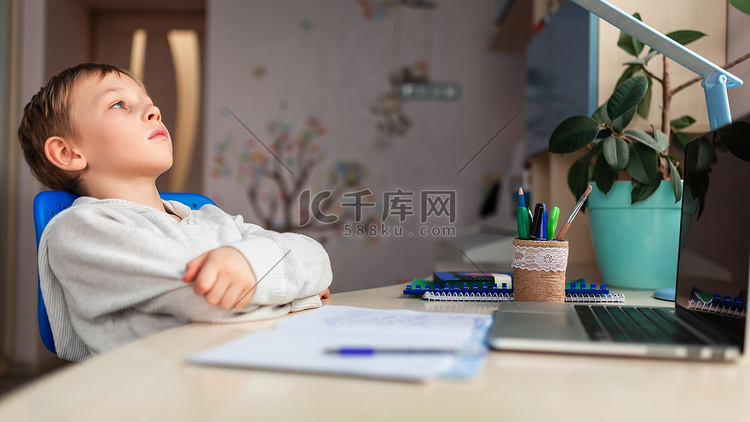 可爱的小男生在家学习做学校作业