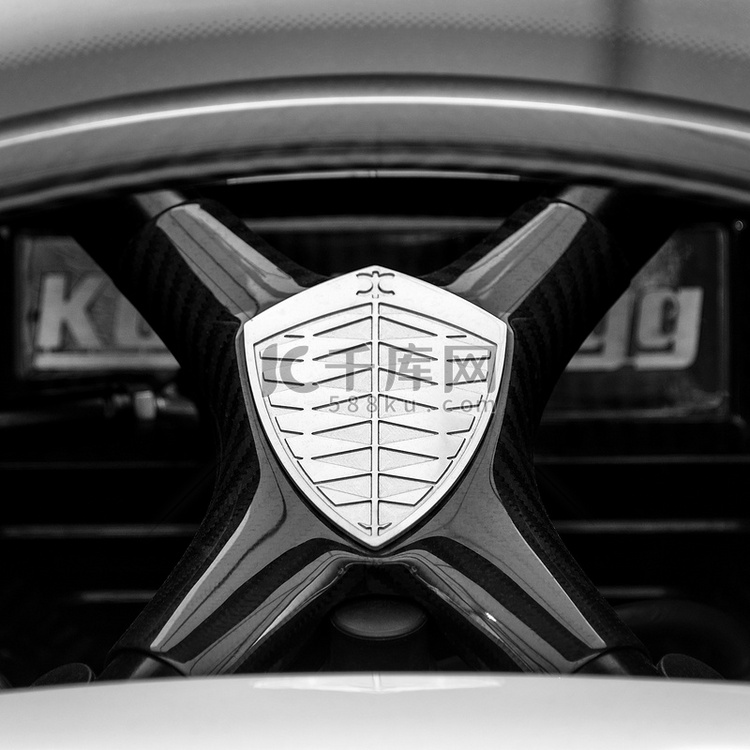 黑色和白色的 Koenigsegg 标志