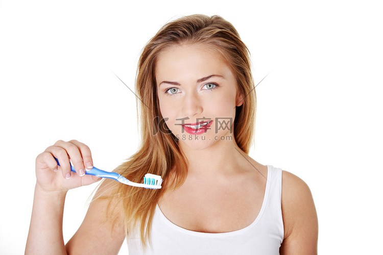 美丽的少女刷牙