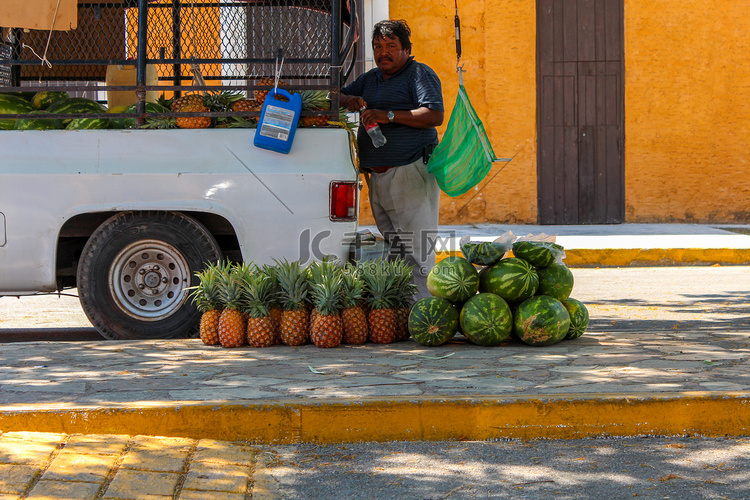 在尤卡坦半岛街头卖西瓜和木瓜