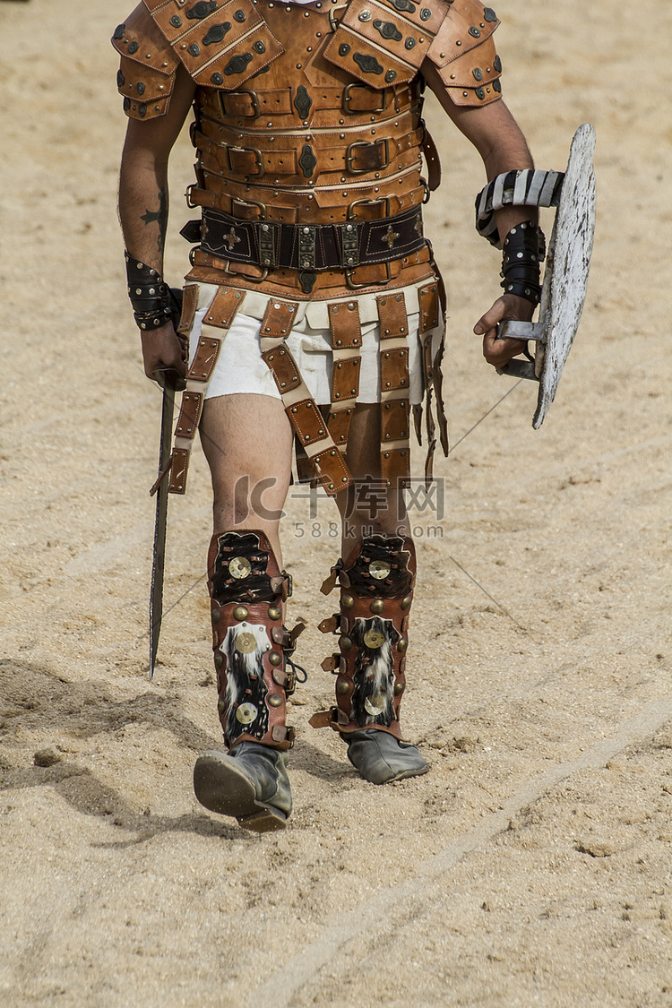角斗士在罗马马戏团的竞技场上战