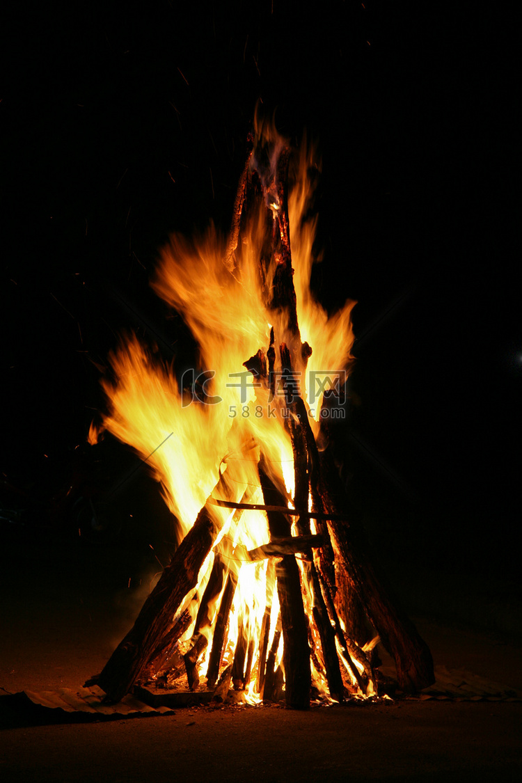 营火的火焰在夜里