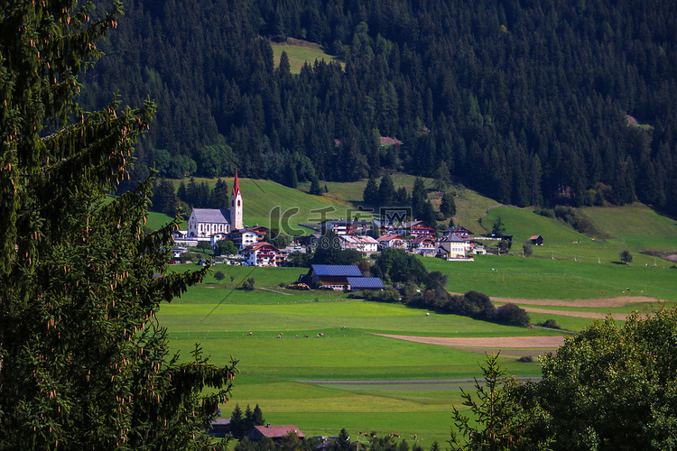 山边的小高山村庄。